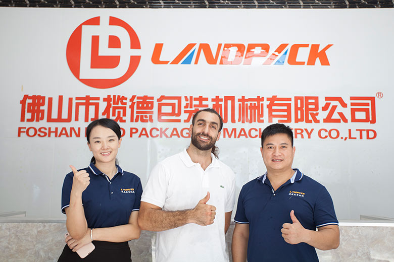 尼日利亞客戶購(gòu)買LD-320L液體包裝機(jī)